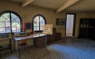 Fantastic villa with large plot, offering privacy and sea views.